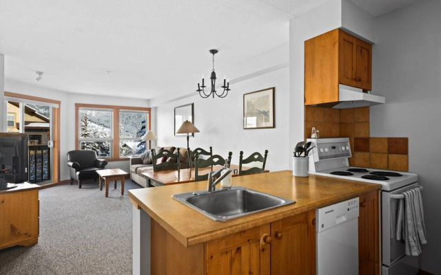 TOP FLOOR in Panorama Resort | TRUE Ski In/Out | Indoor Access to Pool & HotTubs