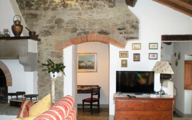 Farmhouse in Cortona With Pool