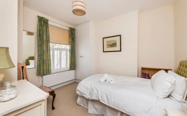 Fabulously British 3 Bed House near Battersea Park