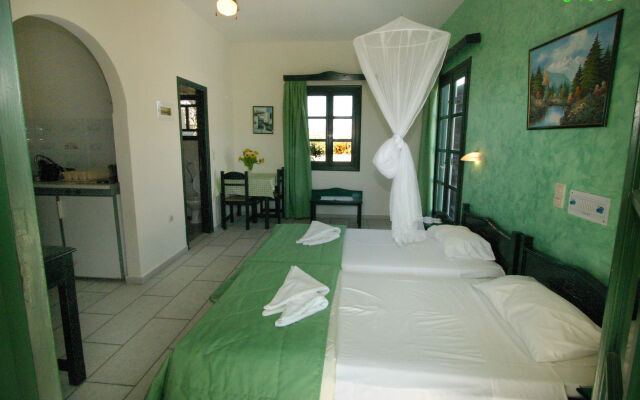 Studios Vrettos Beachfront Hotel