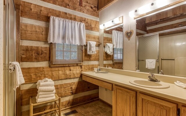 Valhalla - Private Rustic Getaway 2 Bedroom Cabin by RedAwning