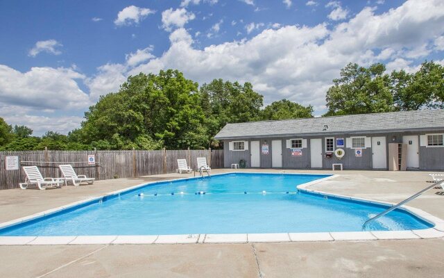 Econo Lodge Inn & Suites Windsor Locks Bradley Airport