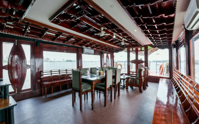 OYO 13525 HouseBoat My Trip Deluxe 3 BHK Private