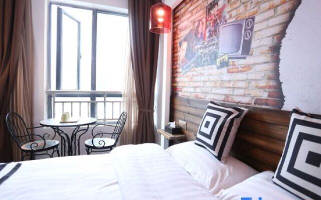 Wiseman Travel Theme Hotel