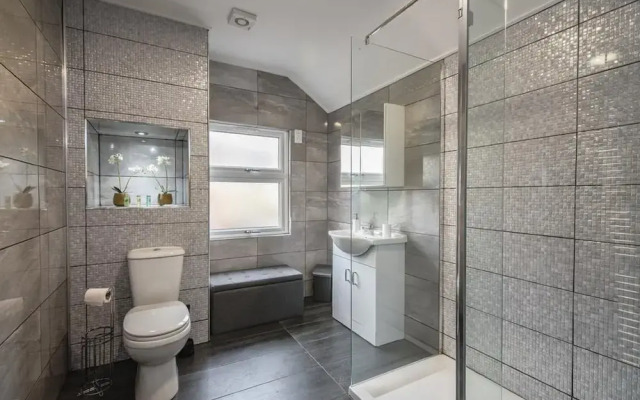 Elegant 2 Bed House at Saxon - Leicester