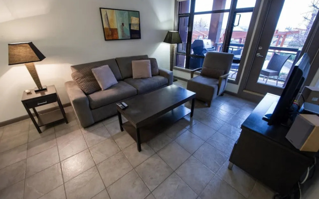 Bright Apartment Facing Pool Area #423