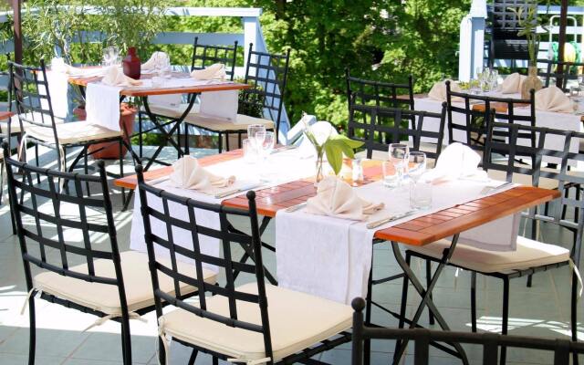 Logis Hôtel Restaurant Le Castel Fleuri