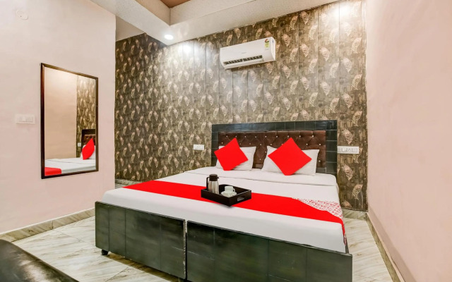 OYO Flagship 70340 Hotel Colour