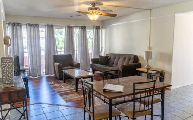 Hawaiian King by Waikiki Condo Rental