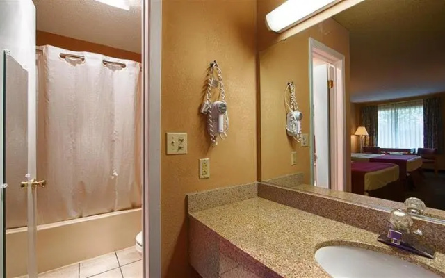The Parkwood Inn & Suites