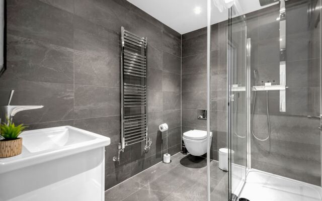 2 Bedroom Service Apt in Artillery Lane
