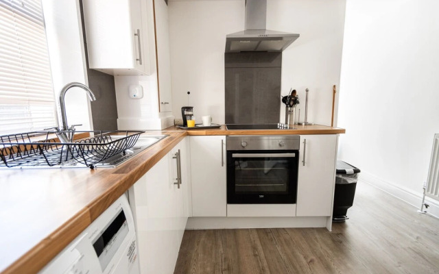 Spacious - Central 2 Bed Apartment