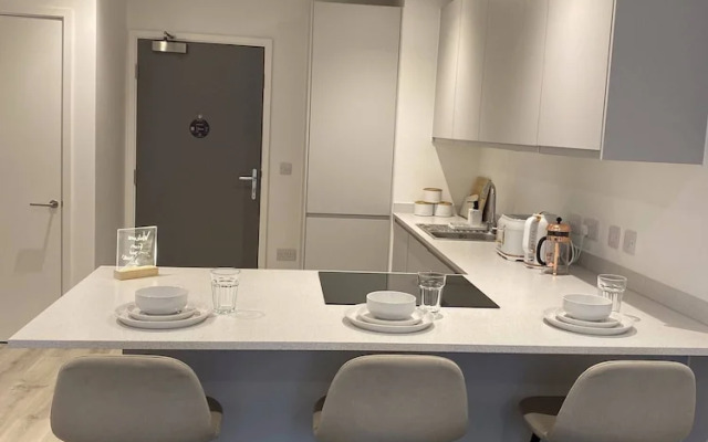 Lakeside - Central Apartment - Free Parking - Cinema Room