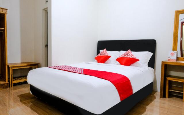 OYO 2986 D and a Guesthouse Syariah And Rent Car