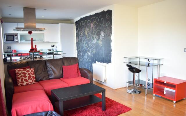 2 Bedroom Flat in North East London Sleeps 6