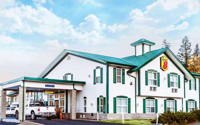 Super 8 by Wyndham 100 Mile House