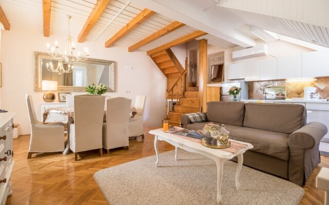 Apartments and rooms Perla