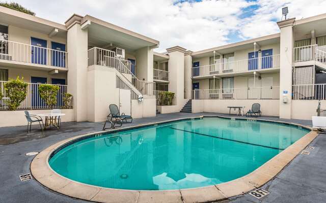 Motel 6 Cleveland, TX