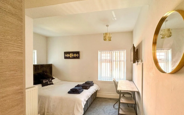 Stunning Detached Hidden King Suite Abode
