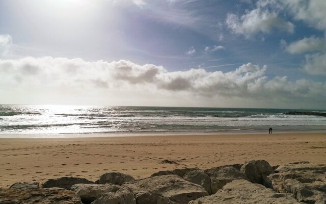 "room in Guest Room - Hostel Próximo A Praia P/ Surf Na Caparica"