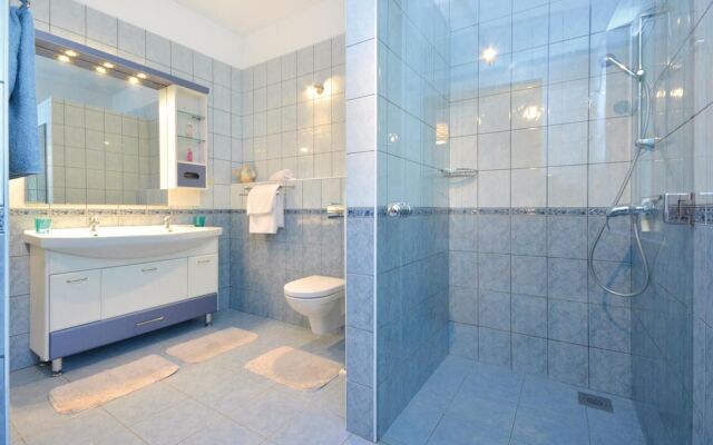 Amazing Home in Vrboska With Wifi and 2 Bedrooms