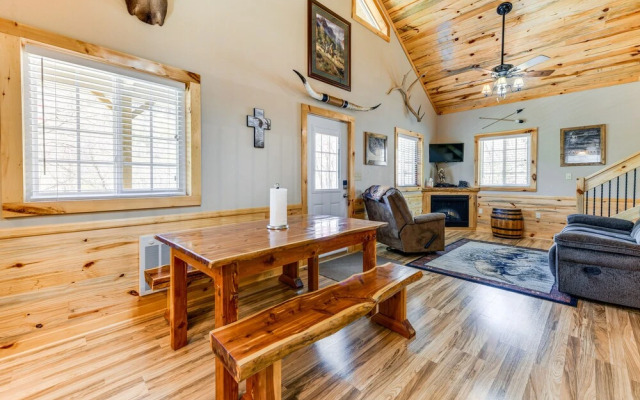 Hillside Cabin + Grill - Near Smoky Mountains