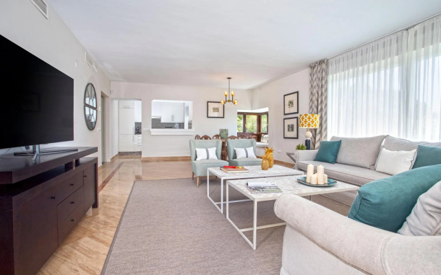 Exclusive 2BD apartment with private terrace in Marbella. Incosol