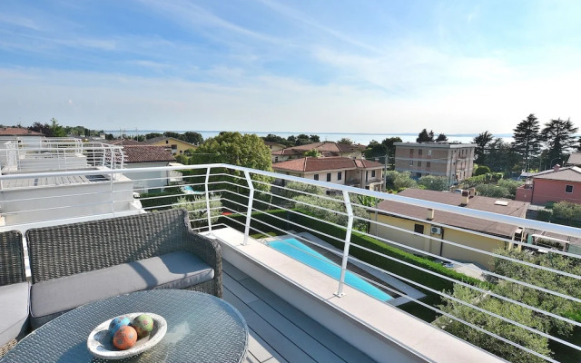 The White Apartment With Pool