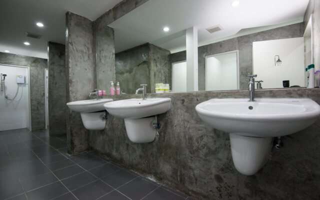 MonkeyNap Hostel