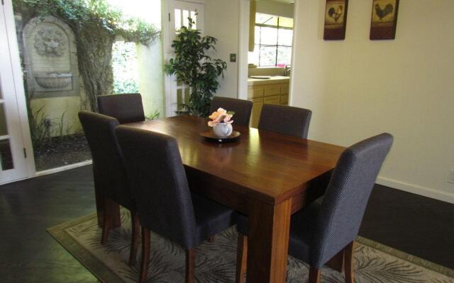 4 Bedroom Celebrity House with Pool & City View