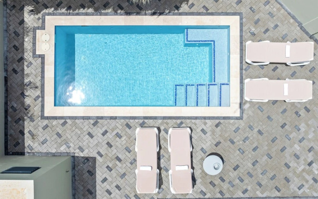 Villa Paradise with pool at mambo beach