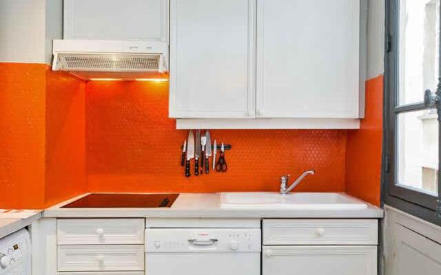 Large & Bright Apartment, Central Paris, Montmartre-Opéra, Picturesque Rue des Martyrs