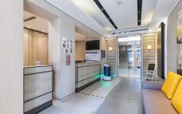 Starway Hotel (Beijing Guangqumenwai Metro Station)