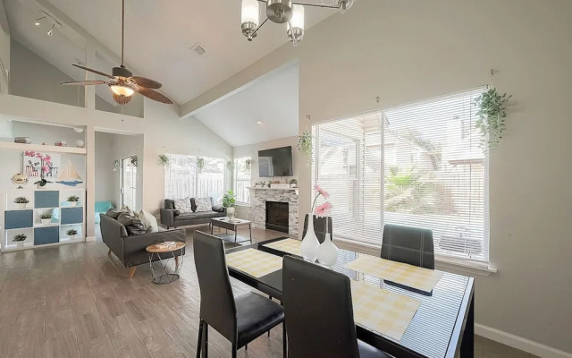 Beat the Heat in Katy w Pool