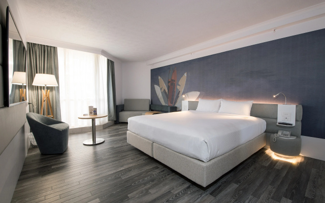 Novotel Surfers Paradise - Image 2