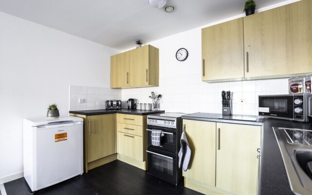 Large Apartment With Balcony Free Parking & Fast Wifi