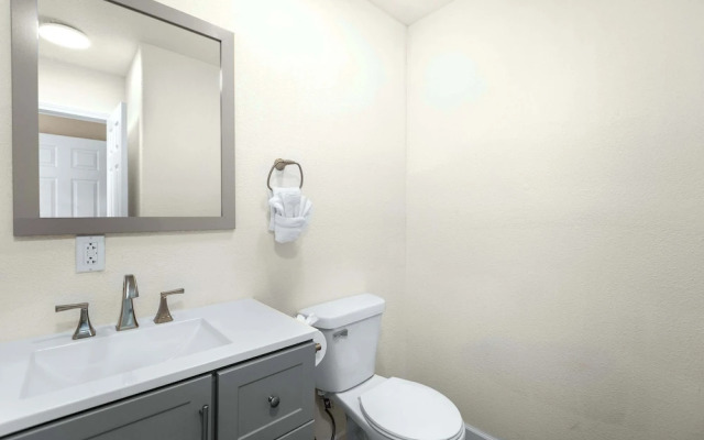 White Oak Landing Spacious 6 BDR w/ Boat Slip!