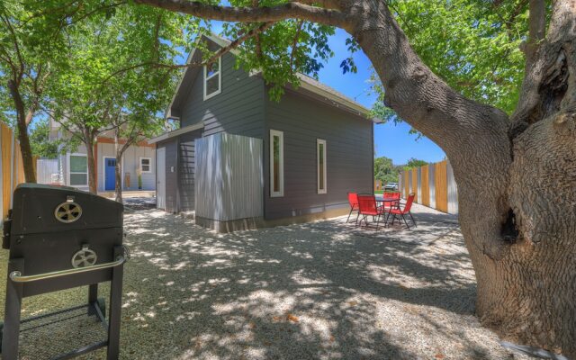 Red Door Movie Lounge Casita