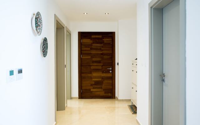Important Group Villa Ata