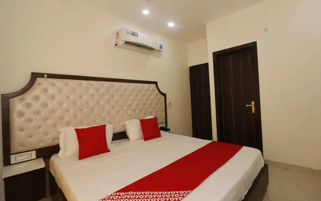 OYO 44021 Hotel Aura