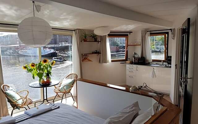 Houseboat Concordia B&B