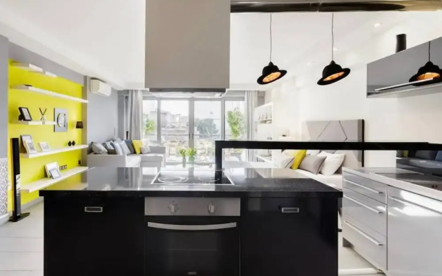 Stylish Boutique Loft With Private Balcony