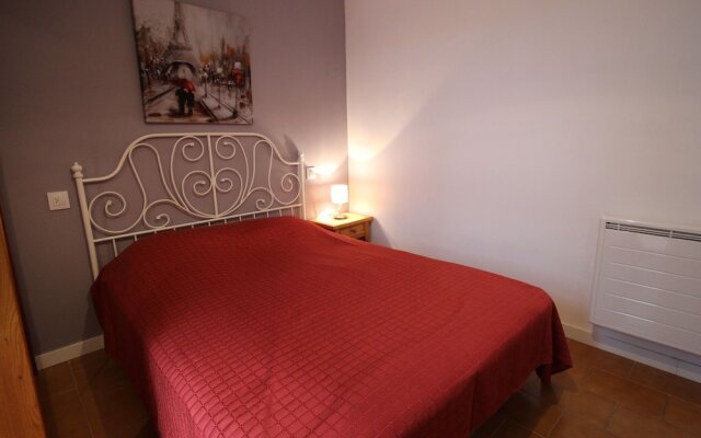 2 bedroom apartment within walking distance to the beach