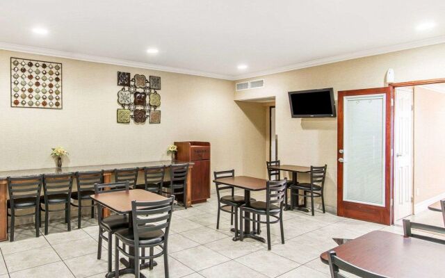 Econo Lodge Inn & Suites