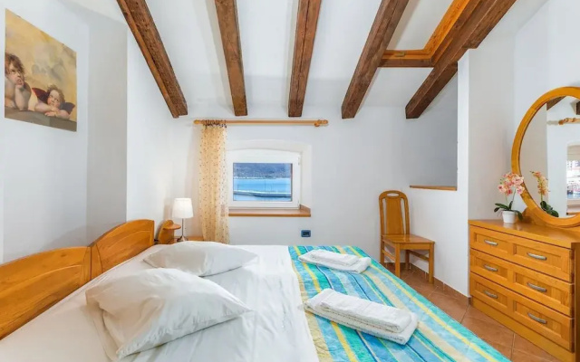Apartment in Cres With Sea View and Old Town