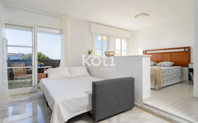 Lovely Loft with swimming pool and sea views Koti Rentals