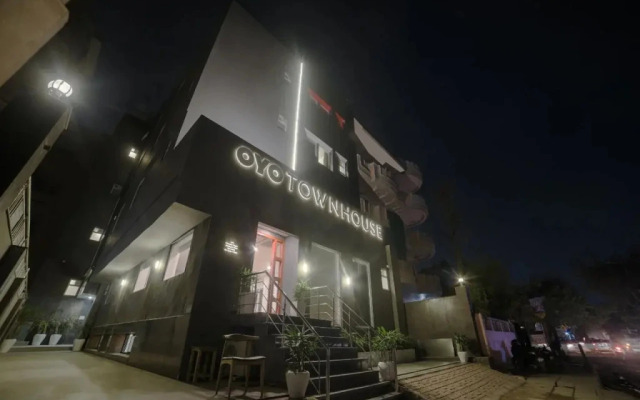 OYO Townhouse 82 Chander Nagar Janakpuri