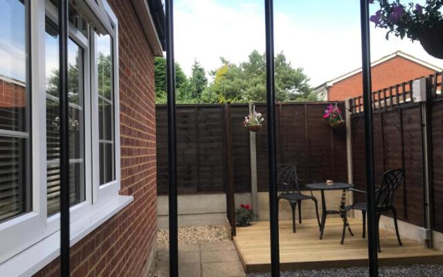 Studio-1-Staines/Heathrow/London-own entrance
