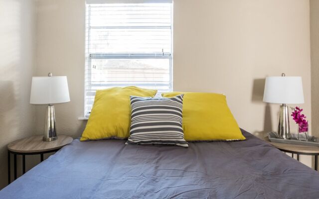 SoHo 2 BR with Parking and WiFi by Frontdesk