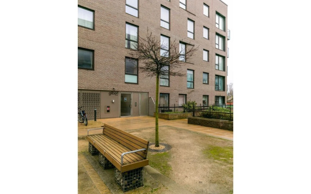 2 BR Modern Flat Near Train Station/central